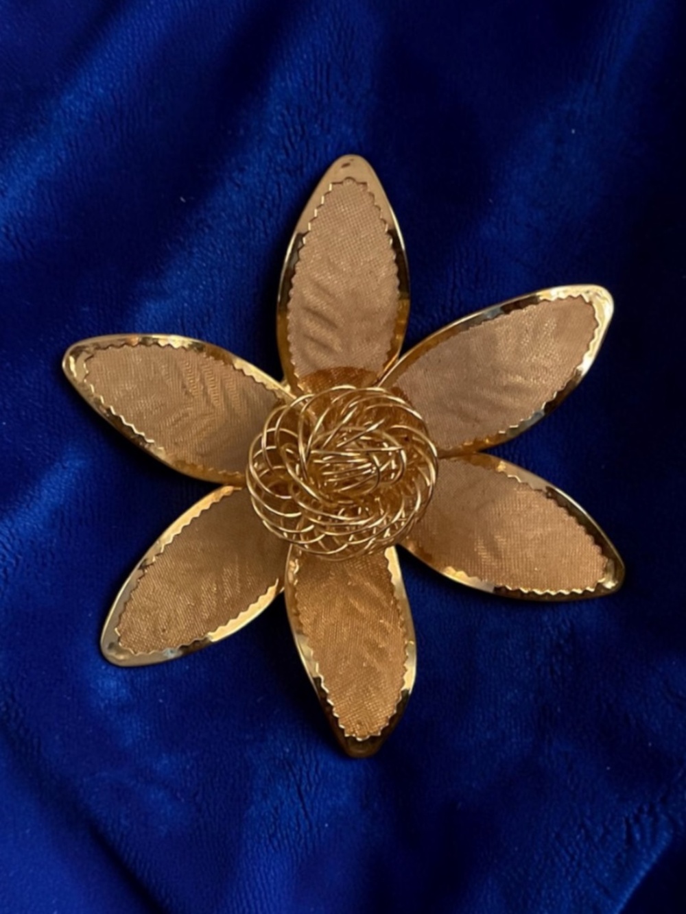 🤩 Vintage 1960s Gold Tone Mesh Flower Brooch Pin • Mid Century Modern